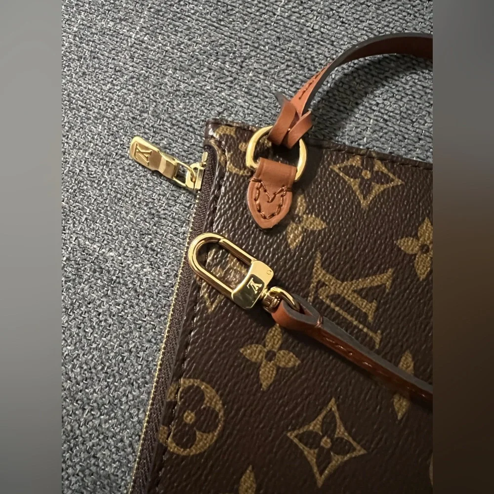Louis Vuitton monogram zippy pouch wristlet